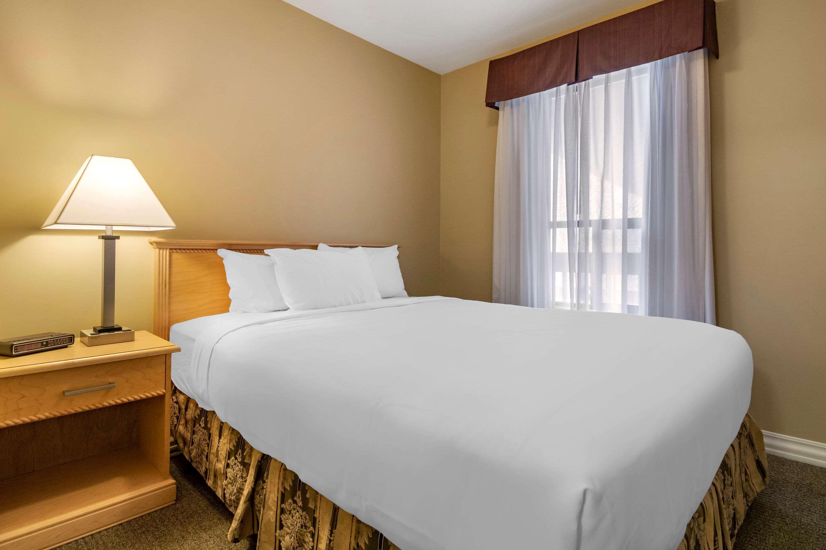 Econo Lodge Inn & Suites Kelowna Exterior foto
